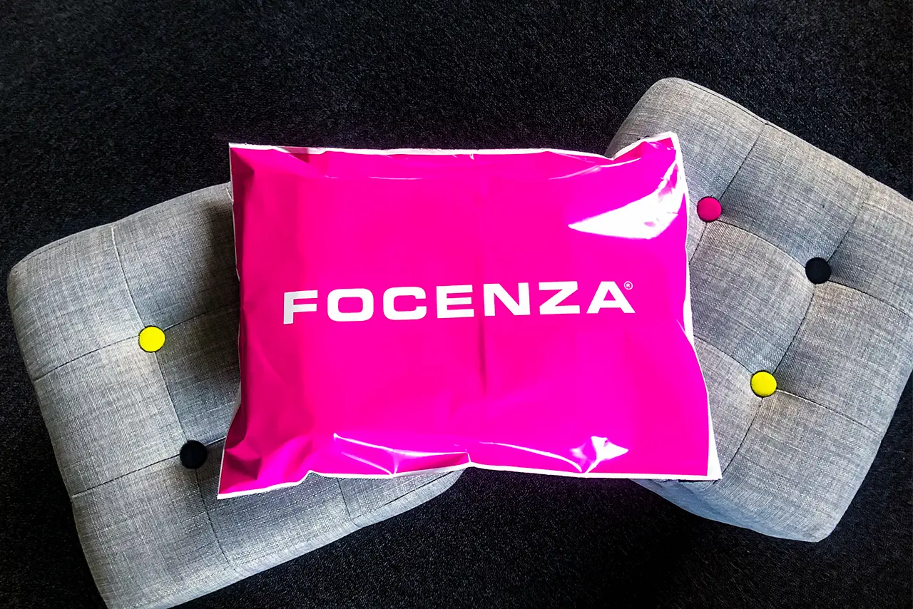 Busta per spedizione con corriere personalizzata "Focenza", logo bianco con fondo fuxia